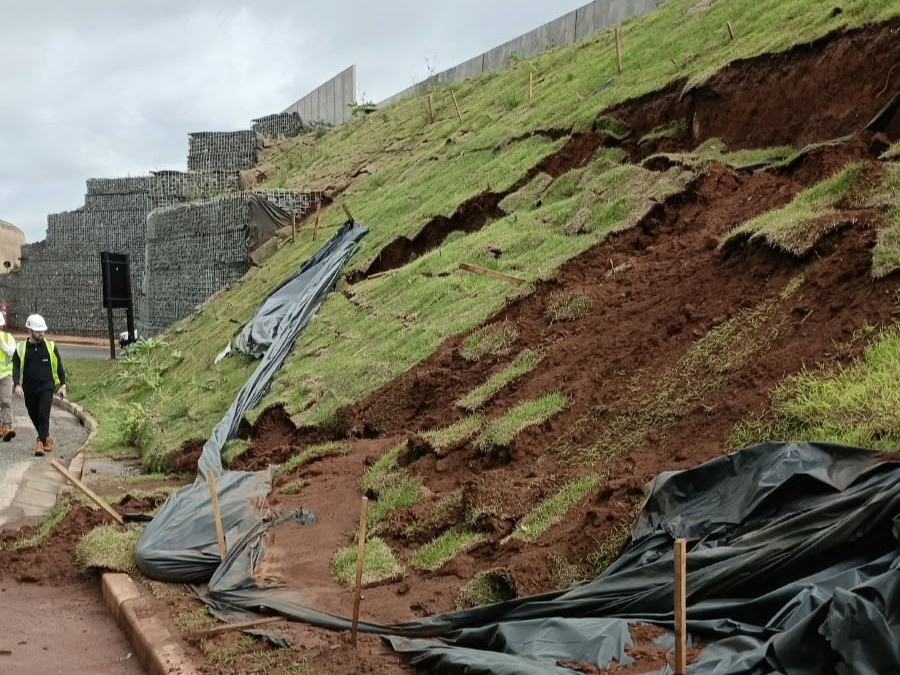 Saída do Real Parque, em Campinas, tem interdição para contenção de erosão