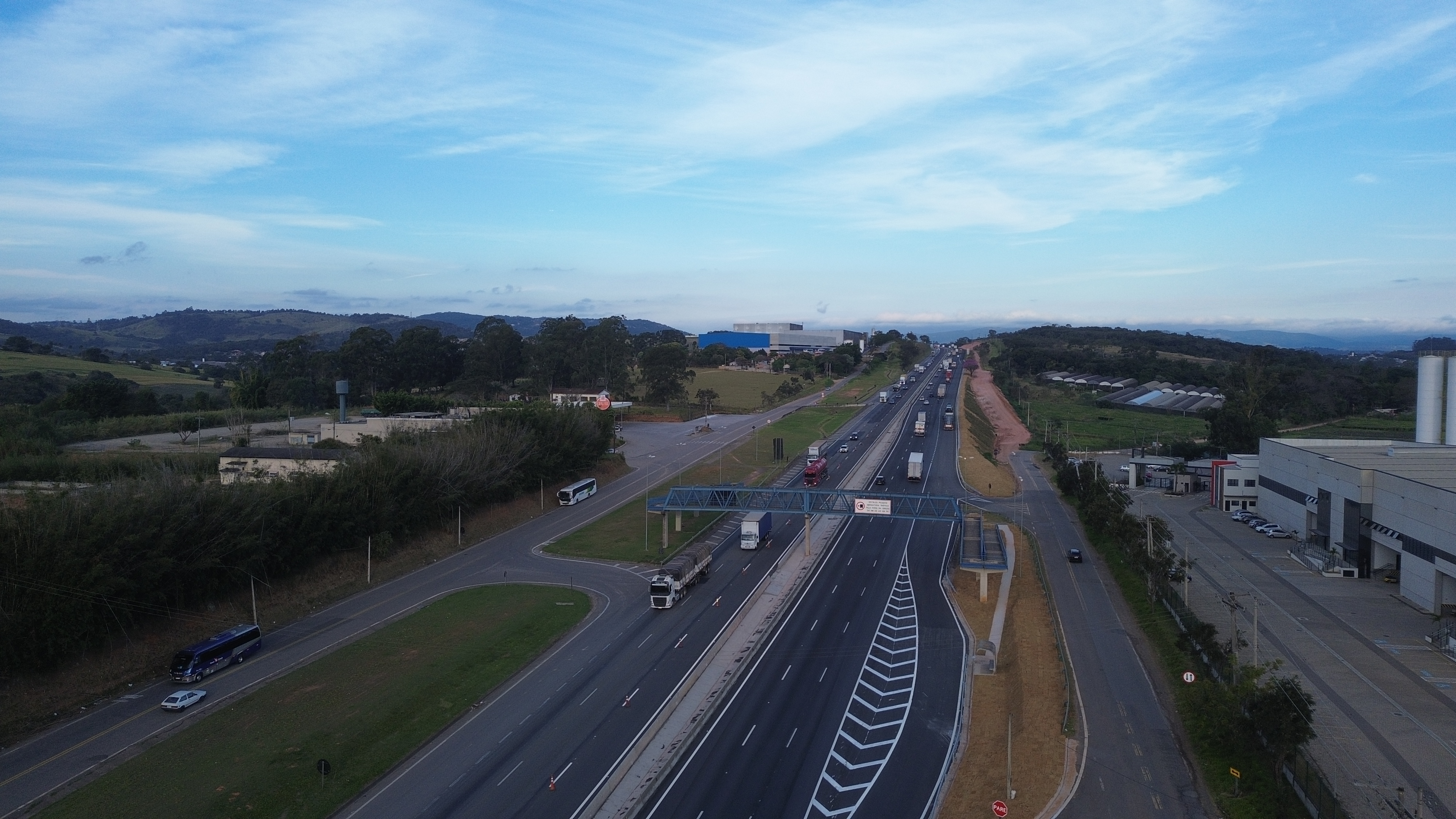 Rota das Bandeiras libera para o tráfego 8km da terceira faixa da rodovia D. Pedro I (SP-065), em Atibaia, nesta quarta-feira (26/8)